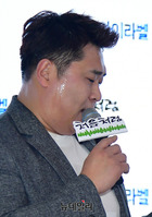 [포토] 수지 처음 만난 개그맨 문세윤, 진땀 흘리며 팬사인회 진행