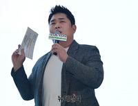 [포토] 팬사인회 진행하는 문세윤 "저도 수지는 데뷔하고 처음 봬요"