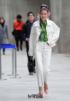 [포토] 팝업스토어 행사 참석하는 모델 아이린