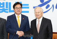 [포토] 악수하는 우원식 민주당 원내대표와 손경식 경총 회장