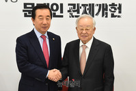 [포토] 인사 나누는 김성태 한국당 원내대표와 손경식 경총회장