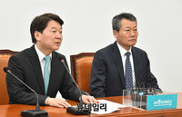 [포토] 정대유 전 인천시 시정연구단장 영입 이유 설명하는 안철수