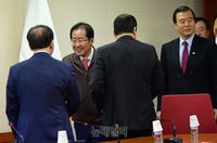 [포토] 지방선거총괄기획단 회의 입장하는 홍준표