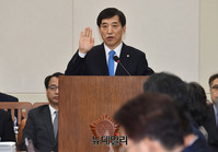 [포토] 선서하는 이주열 한국은행 총재 후보자