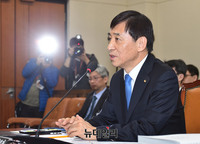 [포토] 의원들의 질문에 답하는 이주열 한은총재 후보자