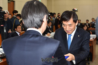 [포토] 선서문 제출하는 이주열 한국은행 총재 후보자