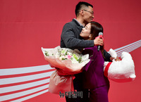 [포토] 포옹하는 신의현-김희선 부부