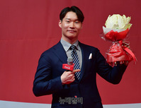 [포토] 배추 든 스노보드 이상호 선수