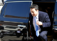 [포토] 밴에서 내리는 정봉주...프레시안 고소건으로 경찰 출석