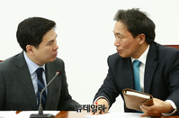 [포토] 대화 나누는 이학재-지상욱