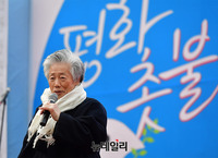 [포토] 촛불집회 연단에 오른 백기완