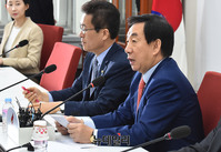 [포토] 긴급 기자회견 갖는 김성태 자유한국당 원내대표