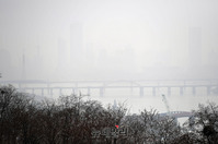 [포토] 미세먼지와 안개로 사라진 여의도