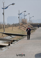 [포토] 최악의 미세먼지 속 산책하는 시민들