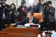 [포토] 헌법개정 및 정치개혁 특별위원회 전체회의 진행하는 김재경 위원장