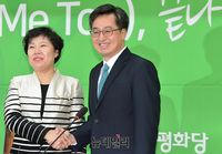 [포토] 악수 나누는 김동연-조배숙