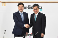 [포토] 악수 나누는 김동연 부총리와 지상욱 의원