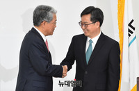 [포토] 악수 나누는 김동철 바른미래당 원내대표와 김동연 부총리