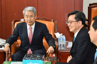 [포토] 대화 나누는 김동철-김동연