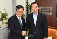 [포토] 김성태 자유한국당 원내대표 찾은 김동연 부총리