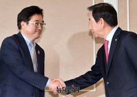 [포토] 개헌 논의 앞서 악수 하는 김성태-우원식