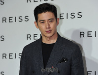 [포토] 그레이 수트 입은 배우 고수