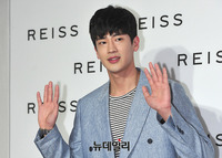 [포토] 손 인사하는 배우 구자성