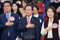 [포토] 국민의례 하는 홍준표-함진규-전희경