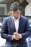 [포토] 영장실질심사, 고개숙인 안희정