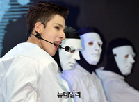 [포토] 파워풀한 무대 선보이는 사무엘