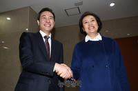 [포토] 정론관 앞에서 만난 '박영선-우상호' 서울시장 예비후보