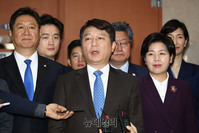 [포토] 기자들의 질문에 답하는 최재성 전 의원