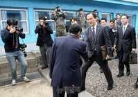 [포토] 군사분계선 넘는 조명균 통일부 장관