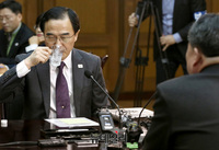 [포토] 물 마시는 조명균 통일부 장관