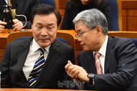 [포토] 대화 나누는 손학규-김동철