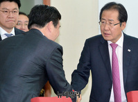 [포토] 악수 나누는 홍준표-제임스 김