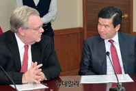 [포토] 대화 나누는 제프리 존스-제임스 김