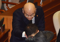 [포토] 본회의장 떠나는 이효성 방송통신위원장