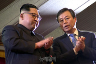 [포토] 평양공연, 대화 나누는 도종환-김정은