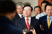 [포토] 충남지사 출마 관련 질문받는 이인제 고문