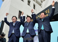 [포토] 만세하는 박주선-유승민-안철수
