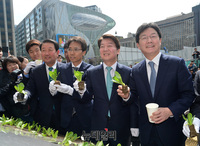 [포토] 새싹심는 박주선-유승민-안철수