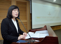 [포토] 역사교과서 집필기준 시안 지적하는 정경희