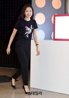 [포토] 김고은, 올 블랙에 미니마우스로 포인트