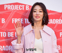 [포토] 봄바람 맞으며 등장하는 최여진