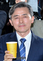 [포토] 노란 종이컵 든 양승동 KBS 신임 사장