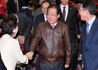 [포토] 소상공인 토론회, 악수 나누는 홍준표