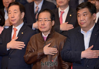 [포토] 국민의례 하는 홍준표-김성태-최승재