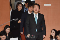 [포토] 정론관으로 들어서는 안철수 바른미래당 서울시장 예비후보