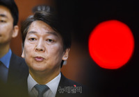 [포토] 기자들의 질문에 답하는 안철수 바른미래당 서울시장 예비후보